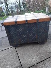 Truhe KASTANIENHOLZ mit Blechbeschlägen auf Rollen (59 x 39 x 43 cm) 