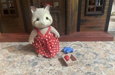 VINTAGE SYLVANIAN FAMILIEN MARTHA MULBERRY WASCHBÄR KANU SET plus Zubehör