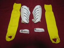 Schienbeinschoner von adidas mit Stutzen und stutzenhalter.