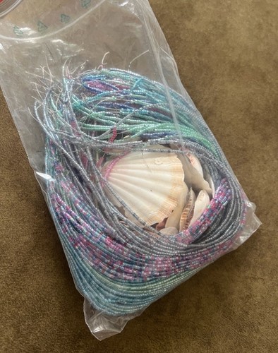 Muscheln und kunststoffperlen - und,