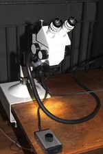 Arbeits - Mikroskop CARL ZEISS JENA GSZ mit Schwenkarm mit Kaltlichtquelle