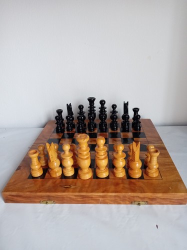 Vintage schachspiel aus holz - schachspiel,