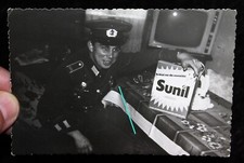 SUNIL ,DDR Soldat mit Waschmittel Packung ,altes Foto
