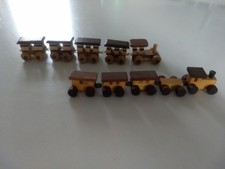 2 Stück Mini Holz Eisenbahn Zug je 1 Lok + 4 Wagen Länge 11 bzw. 13 cm vintage 