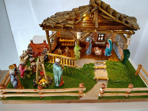 Weihnachtskrippe aus holz mit - aus,