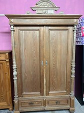 Antiker Weichholzschrank aus