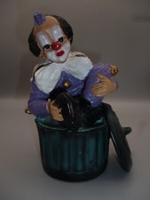 Clown Figur- in Tonne sitzend-