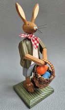 Osterhasenjunge mit Eierkorb
