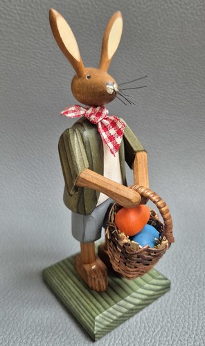Osterhasenjunge mit eierkorb - mit,