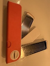 LEKUE Küchen Set Küchenzubehör Camping Reibe JOSEPH Rot Muskat Käse-Reibe