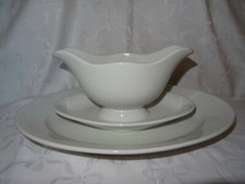 Servierplatte und Sauciere