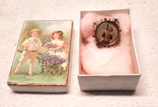 Alte schöne Kinderbrosche in schöner Schachtel -Kindermotiv