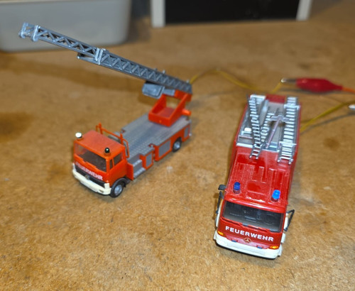 Zwei feuerwehrwagen mit - feuerwehrwagen,