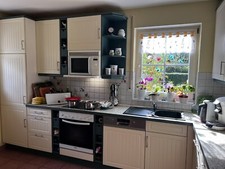 Küche im Landhausstil (Vanille/Waldgrün) mit Miele Herd und Kühlkombination AEG