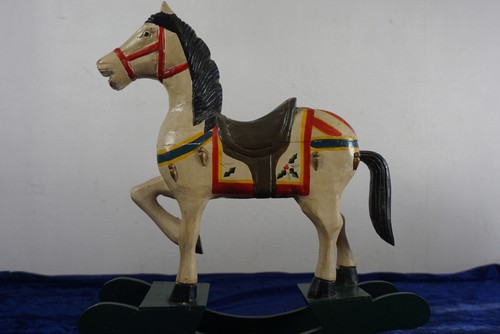 Antikes pferd holzpferd - antikes,