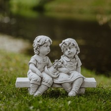 Junge mädchen auf sitzbank - mädchen,