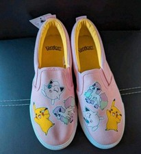 Pokémon Schuhe mit Pokémon Karten