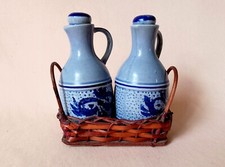 Westerwald Muster -  Essig-Öl-Steinzeug-Flaschen-Kännchen in Korb Handbemalt