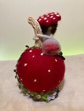 Kleine Fee auf Zauberkugel