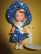 B1544) ORIGINALE BLONDE BARBIE SHELLY MATTEL VOLL BEKLEIDET MIT METALL-STÄNDER