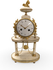 Louis XVI. Pendule Portaluhr aus Marmor und feuervergoldeter Bronze um  1790