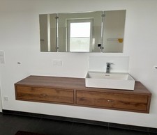 Waschtischunterschrank mit Aufsatzwaschbecken