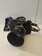 Nikkormat EL Kamera mit 50mm 1:2 Nikkor-H Objektiv und Gegenlichtblende