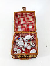 2x Porzellan Puppengeschirr Kaffeegeschirr im kleinen Picknickkorb Elefant+Blume