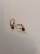 kleine goldene Ohrringe