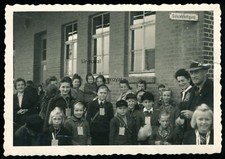 Kinder am Bahnhof vor Abreise