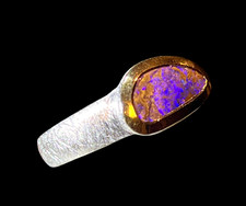 Violettfeuer Boulder Opal Ring in Silber mit teilvergoldeter Fassung