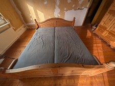 Doppelbett aus Massivholz mit