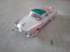 Ford Fairlane Crown Victoria, 1955, rosa/weiß, 1:18, Road Legends