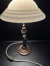 Alte figürliche Tischlampe Metall teils bronziert & Milchglas Schirm 58cm