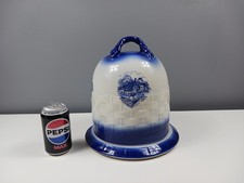 Käsekuppel aus blau-weißer