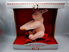 Steiff 400704 - Museum Collection Record Teddy Rose mit Reitwagen in OVP