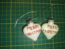 2 Kleine Weihnachtskugel in Herzform in weiß mit Merry Christmas drauf ca. 4 cm