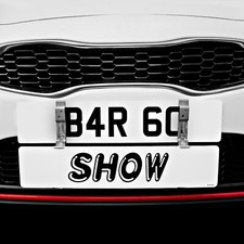 BITS4REASONS - SHOW DISPLAY NUMMERNSCHILDHALTER CLIP ON FEDERBELASTET