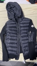 Moncler daunenjacke trägt - moncler,