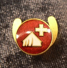 SCHWEIZ, Abzeichen / Knopflochstecker: Schweizer Kreuz + Zelt auf rot, HUGUENIN