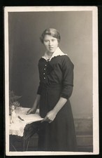 Foto-AK Frau mit einem Buch in der Hand 