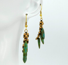 Ohrringe Damen Schmuck handgefertigt Glasperlen Perlen feder lang grün gold NEU