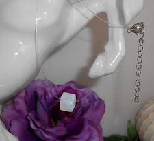 Unsichtbare Halskette schwebender Würfel Opalith ( Mondstein ) Nylon transparent