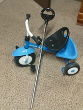 Blaues Kettler Dreirad mit Schiebestange