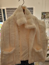 Fellimitat Weste ungetragen