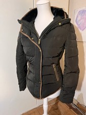 ZARA schöne Daunenjacke Braun mit Kunst-Leder Paspelierung mit Kapuze Gr.S