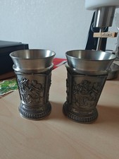2 Zinn Trinkbecher mit 3 Motiven Gewicht 360 g. Höhe 10 cm