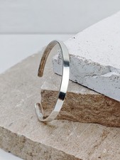 Breiter Armreif aus 925