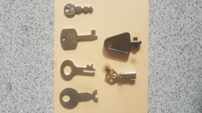 5 verschiedene Metall Schlüssel für Spardosen, 1 Kunststoffschlüssel für Spardos