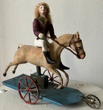 Antiker Puppenautomat Reiterin auf Pferd mit Wagen Museal 1900
